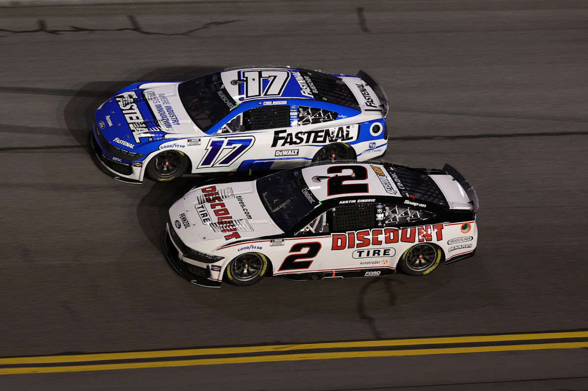 Os pilotos da NASCAR Cup Series Chris Buescher (17) e Austin Cindric (2) em Daytona na quinta-feira. (Foto de Mike Watters — Imagn Images)