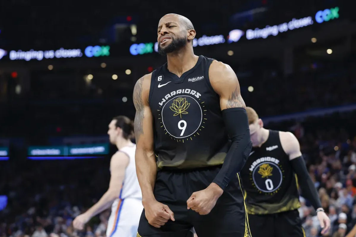 7 de março de 2023; Oklahoma City, Oklahoma, EUA; O atacante do Golden State Warriors Andre Iguodala (9) reage após uma jogada contra o Oklahoma City Thunder durante o segundo tempo no Paycom Center. Oklahoma City venceu por 137-128. Crédito obrigatório: Alonzo Adams-Imagn Images