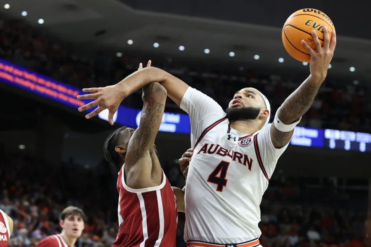 4 de fev de 2025; Auburn, Alabama, EUA; O atacante do Auburn Tigers Johni Broome (4) arremessa sobre o atacante do Oklahoma Sooners Jalon Moore (14) durante o segundo tempo na Neville Arena. Crédito obrigatório: John Reed-Imagn Images