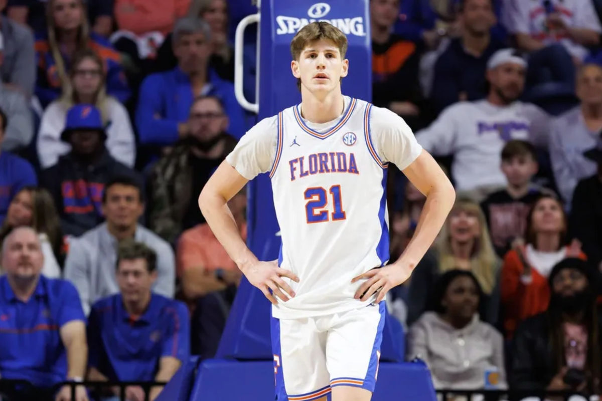 25 de janeiro de 2025; Gainesville, Flórida, EUA; O atacante do Florida Gators, Alex Condon (21), entra na quadra após uma chamada contra o Georgia Bulldogs durante o segundo tempo na Exactech Arena no Stephen C. O'Connell Center. Crédito obrigatório: Matt Pendleton-Imagn Images