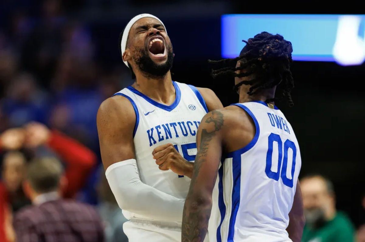 18 de janeiro de 2025; Lexington, Kentucky, EUA; O atacante Ansley Almonor (15) do Kentucky Wildcats comemora com o armador Otega Oweh (00) durante o segundo tempo contra o Alabama Crimson Tide na Rupp Arena no Central Bank Center. Crédito obrigatório: Jordan Prather-Imagn Images