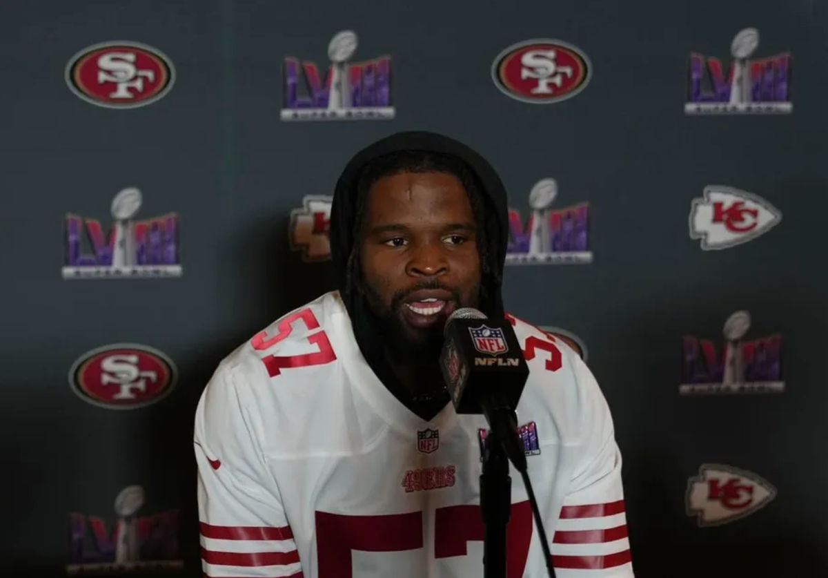8 de febrero de 2024; Las Vegas, NV, EE. UU.; El apoyador de los San Francisco 49ers, Dre Greenlaw (57), durante una conferencia de prensa antes del Super Bowl LVIII en Hilton Lake Las Vegas Resort and Spa. Créditos: Kyle Terada-USA TODAY Sports