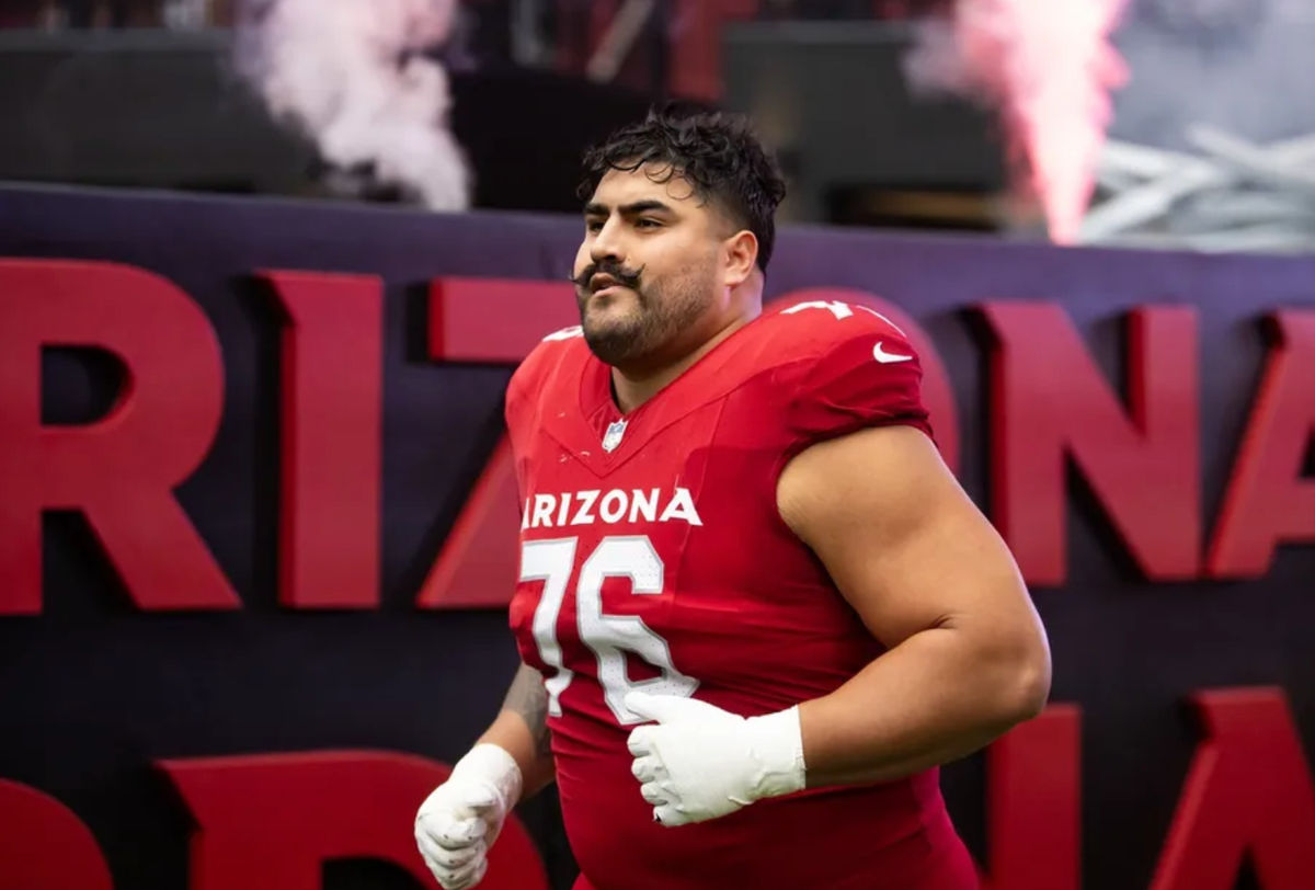 29 de septiembre de 2024; Glendale, Arizona, EE. UU.; El guardia de los Arizona Cardinals, Will Hernández (76), se enfrenta a los Washington Commanders en el State Farm Stadium. Crédito obligatorio: Mark J. Rebilas-Imagn Images