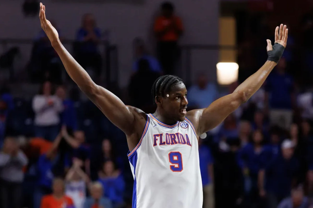 15 de fevereiro de 2025; Gainesville, Flórida, EUA; O centro do Florida Gators, Rueben Chinyelu (9), gesticula em direção à multidão contra o South Carolina Gamecocks durante o segundo tempo na Exactech Arena no Stephen C. O'Connell Center. Crédito obrigatório: Matt Pendleton-Imagn Images