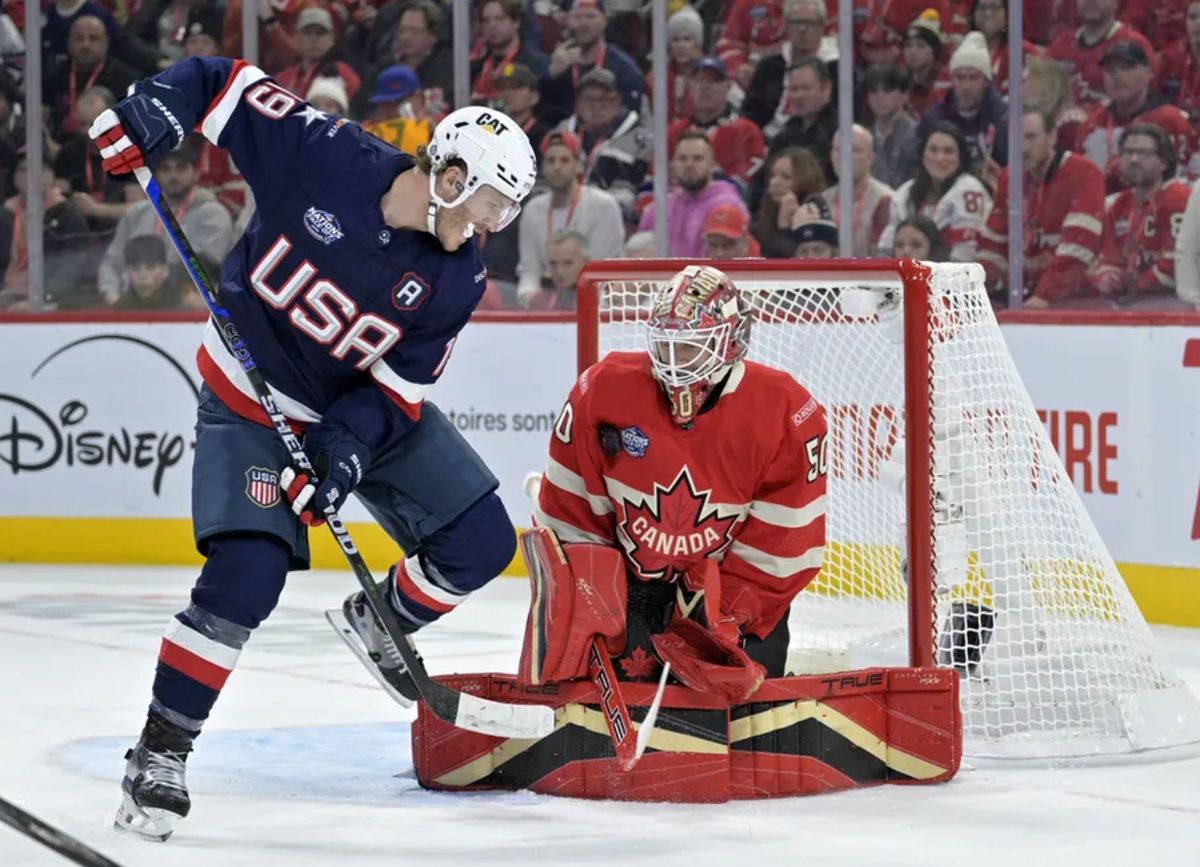 15 de fev. de 2025; Montreal, Quebec, CAN; [Somente clientes diretos da Imagn Images] O goleiro do Team Canada, Jordan Binnington (50), para o atacante do Team United States, Matthew Tkachuk (19), no primeiro período durante um jogo de hóquei no gelo do 4 Nations Face-Off no Bell Centre. Crédito obrigatório: Eric Bolte-Imagn Images