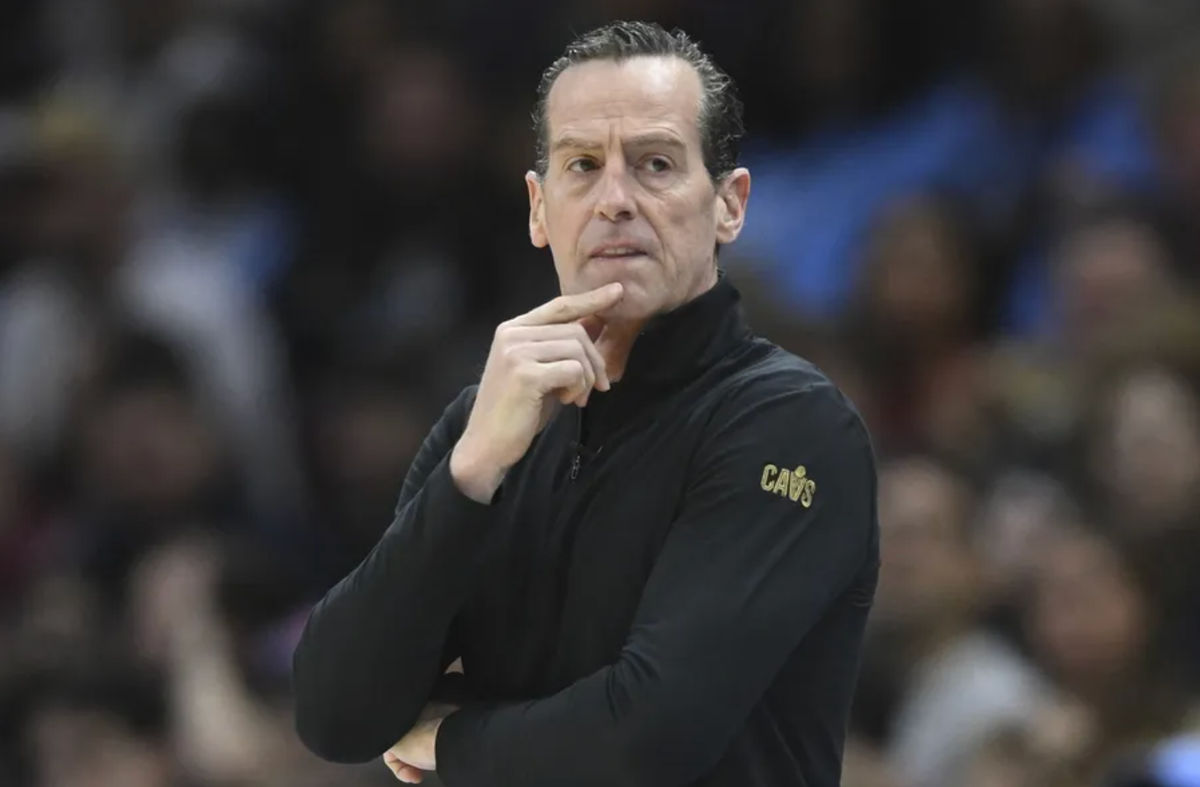 23 de diciembre de 2024; Cleveland, Ohio, EE. UU.; El entrenador en jefe de los Cleveland Cavaliers, Kenny Atkinson, se encuentra al margen del campo en el primer cuarto contra los Utah Jazz en el Rocket Mortgage FieldHouse. Crédito obligatorio: David Richard-Imagn Images
