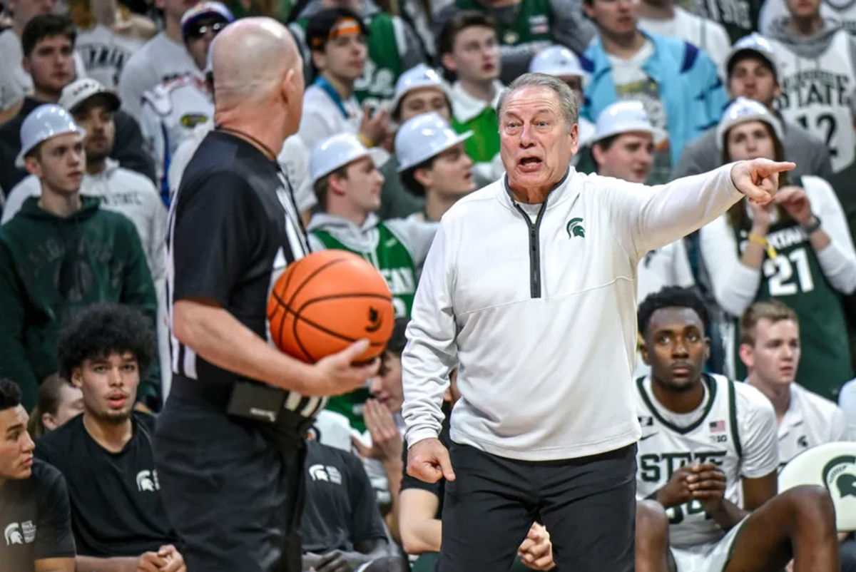 O técnico principal do Michigan State, Tom Izzo, discute com um árbitro durante o segundo tempo do jogo contra Indiana na terça-feira, 11 de fevereiro de 2025, no Breslin Center em East Lansing. FOTO USA TODAY SPORTS IMAGES