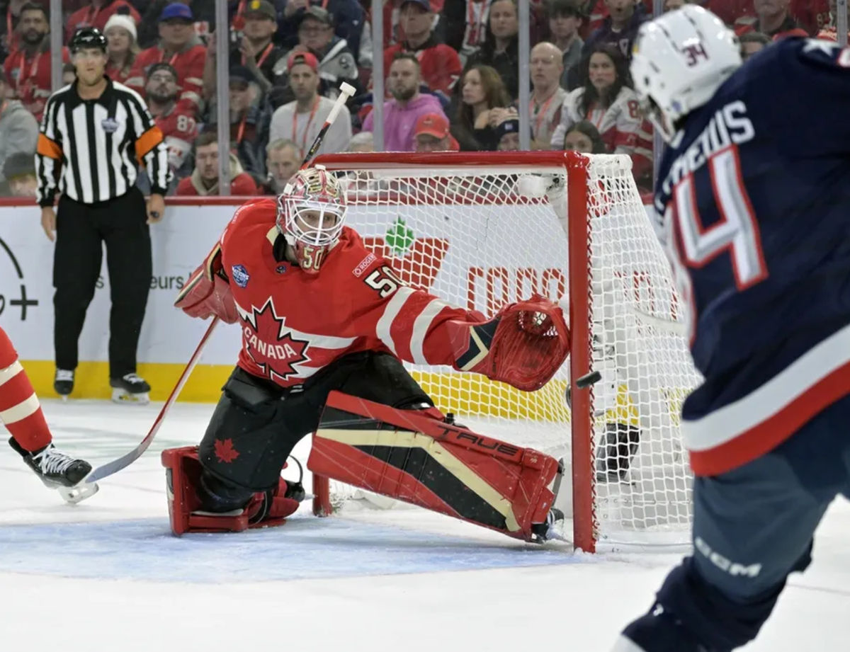15 de fev. de 2025; Montreal, Quebec, CAN; [Somente clientes diretos da Imagn Images] O goleiro do Team Canada, Jordan Binnington (50), para o atacante do Team United States, Auston Matthews (34), no primeiro período durante um jogo de hóquei no gelo do 4 Nations Face-Off no Bell Centre. Crédito obrigatório: Eric Bolte-Imagn Images