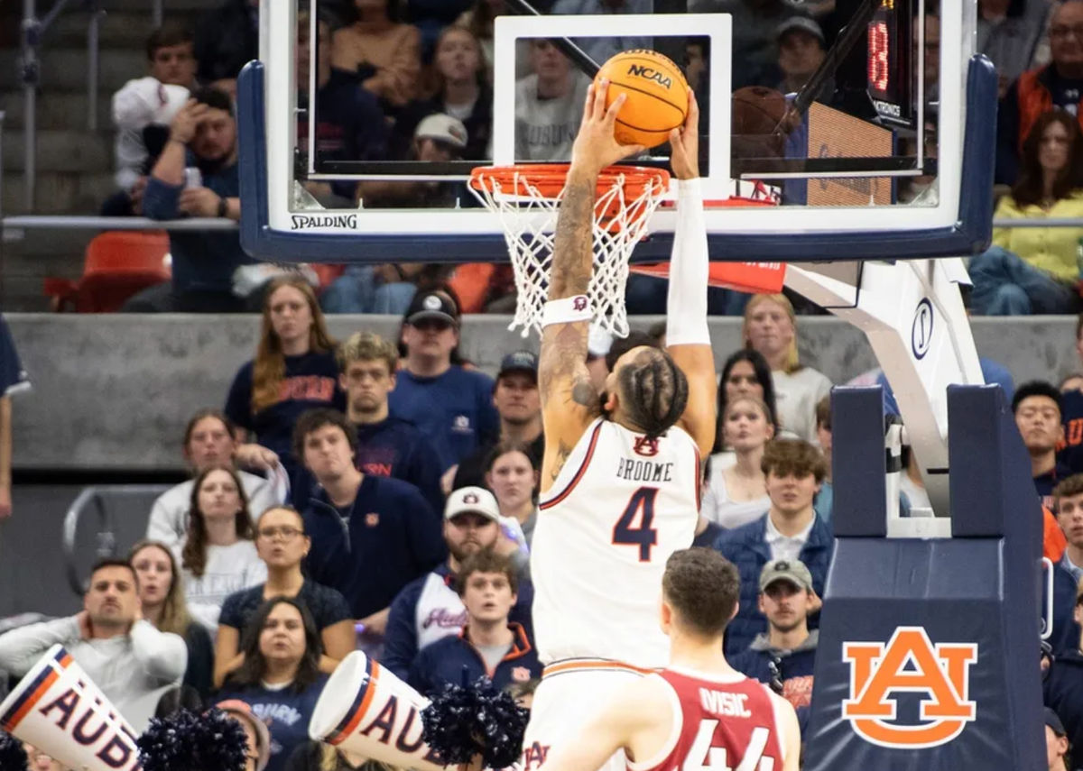 O atacante do Auburn Tigers Johni Broome (4) enterra a bola enquanto o Auburn Tigers enfrenta o Arkansas Razorbacks na Neville Arena em Auburn, Alabama, na quarta-feira, 19 de fevereiro de 2025. O Auburn Tigers lidera o Arkansas Razorbacks por 33 a 27 no intervalo. FOTO USA TODAY SPORTS IMAGES