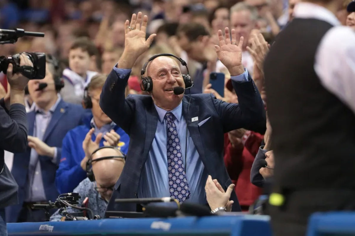Analistas da ESPN Dick Vitale é reconhecido por seu retorno ao Allen Fieldhouse durante o jogo de sábado contra Indiana. FOTO USA TODAY SPORTS IMAGES