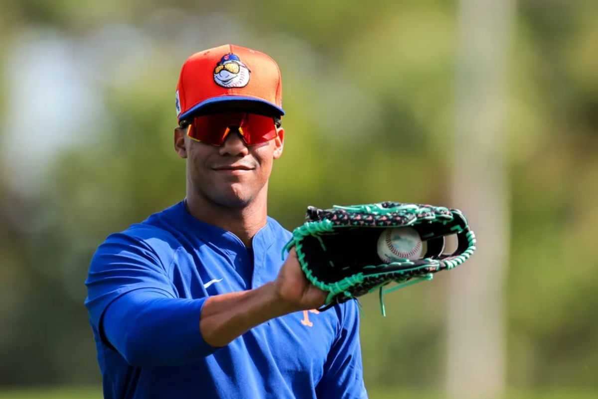 19 de febrero de 2025; Port St. Lucie, Florida, EE. UU.; El jardinero derecho de los Mets de Nueva York, Juan Soto (22), juega a la pelota durante un entrenamiento de primavera en Clover Park. Crédito obligatorio: Sam Navarro-Imagn Images
