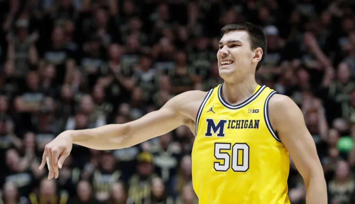 O centro do Michigan Wolverines, Vladislav Goldin (50), reage após perder um arremesso na sexta-feira, 24 de janeiro de 2025, durante o jogo de basquete masculino da NCAA contra o Purdue Boilermakers na Mackey Arena em West Lafayette, Indiana. FOTO USA TODAY SPORTS IMAGES