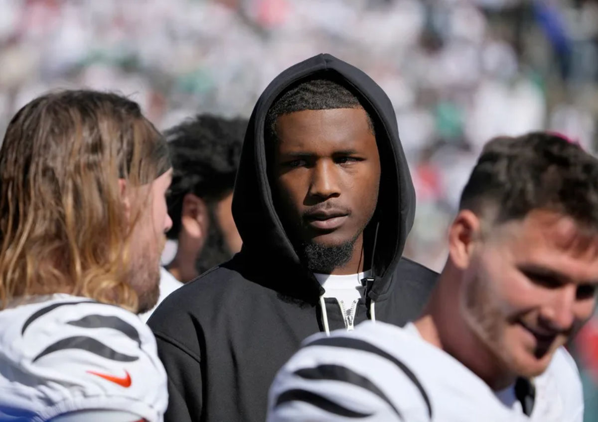 El receptor abierto de los Cincinnati Bengals, Tee Higgins (5), habla con sus compañeros de equipo mientras los Bengals se enfrentan a los Philadelphia Eagles durante el partido de la Semana 8 de la NFL en el Paycor Stadium el domingo 27 de octubre de 2024. Higgins se perdió el juego debido a una lesión.FOTO USA TODAY SPORTS IMAGES