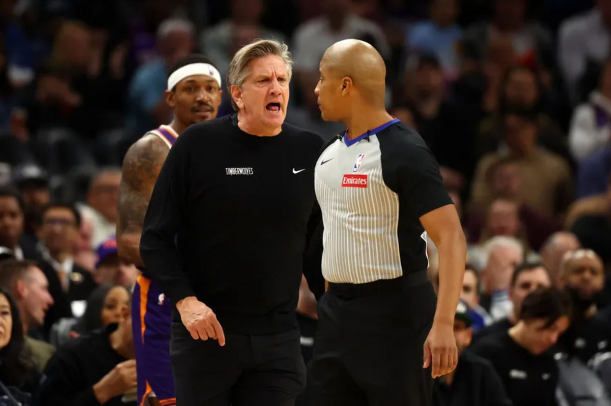 29 de janeiro de 2025; Phoenix, Arizona, EUA; O técnico principal do Minnesota Timberwolves, Chris Finch, reage contra o Phoenix Suns no segundo tempo no Footprint Center. Crédito obrigatório: Mark J. Rebilas-Imagn Images