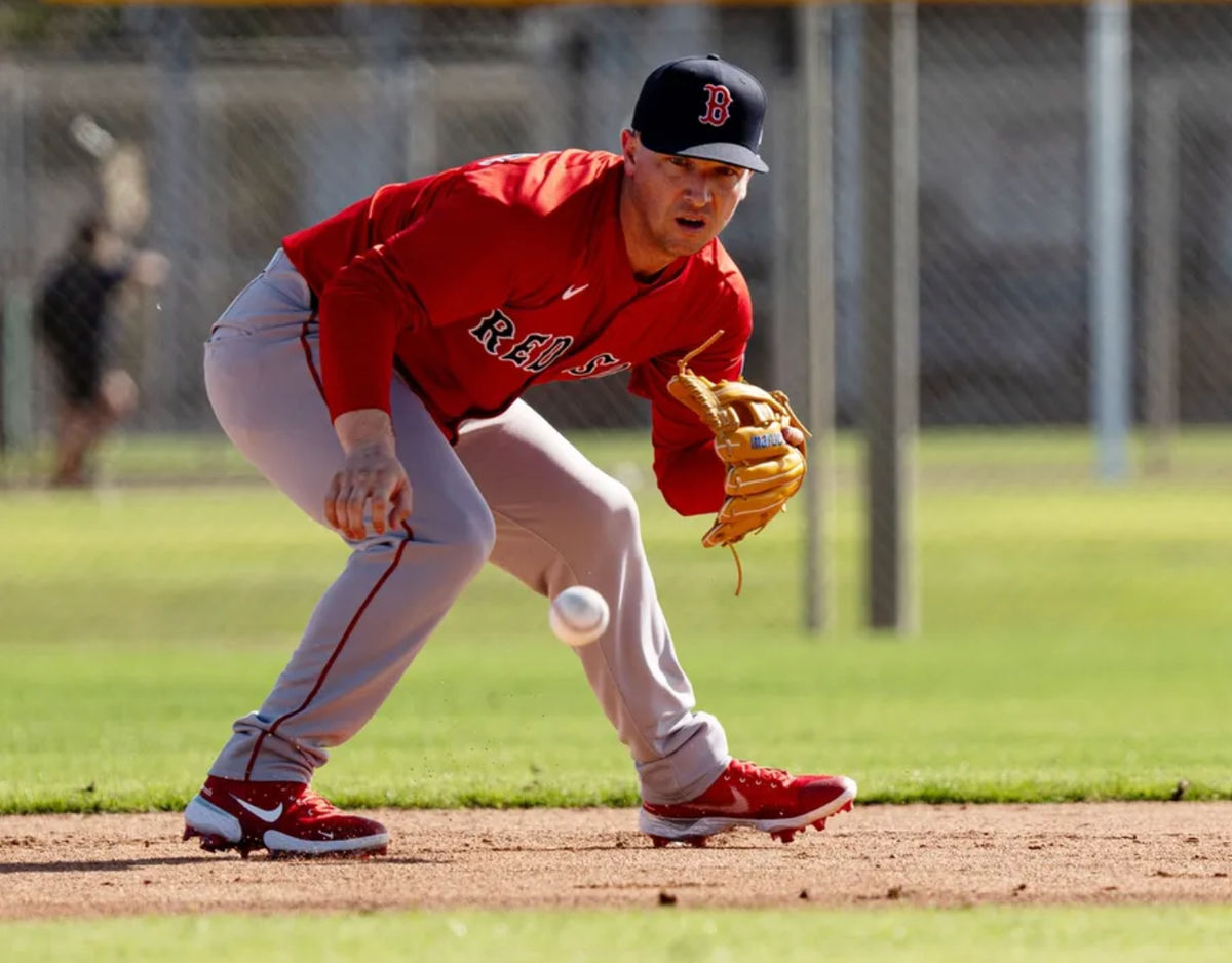 Alex Bregman do Boston Red Sox participa de exercícios no JetBlue Park em Fenway South na segunda-feira, 17 de fevereiro de 2025. FOTO USA TODAY SPORTS IMAGES