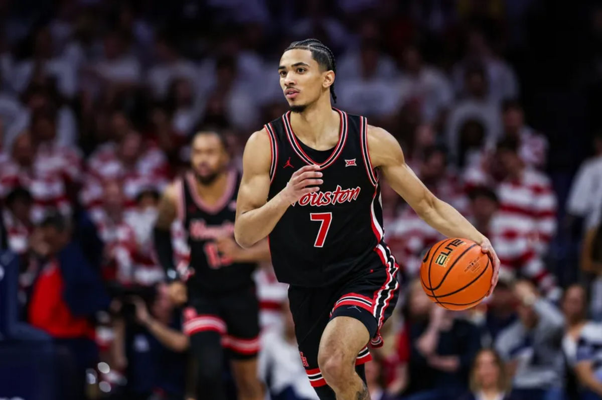 15 de fev de 2025; Tucson, Arizona, EUA; O armador do Houston Cougars Milos Uzan (7) dribla a bola durante o primeiro tempo contra o Arizona Wildcats no McKale Center. Crédito obrigatório: Aryanna Frank-Imagn Images