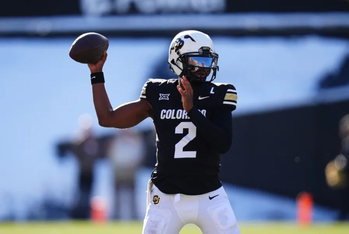 29 de noviembre de 2024; Boulder, Colorado, EE. UU.; El mariscal de campo de los Colorado Buffaloes, Shedeur Sanders (2), se prepara para pasar el balón en el tercer cuarto contra los Oklahoma State Cowboys en Folsom Field. Crédito obligatorio: Ron Chenoy-Imagn Images