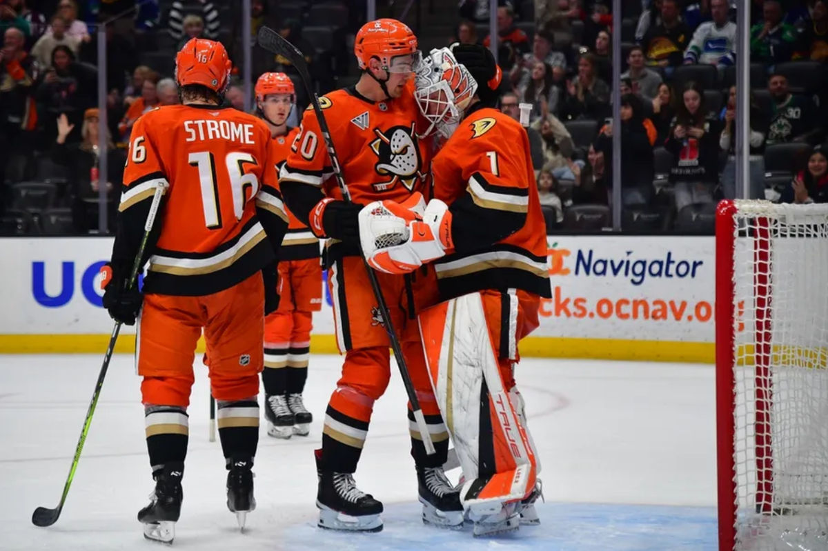 27 de fevereiro de 2025; Anaheim, Califórnia, EUA; O centro do Anaheim Ducks, Ryan Strome (16), o ala direito Brett Leason (20) e o goleiro Lukas Dostal (1) comemoram a vitória contra o Vancouver Canucks no Honda Center. Crédito obrigatório: Gary A. Vasquez-Imagn Images