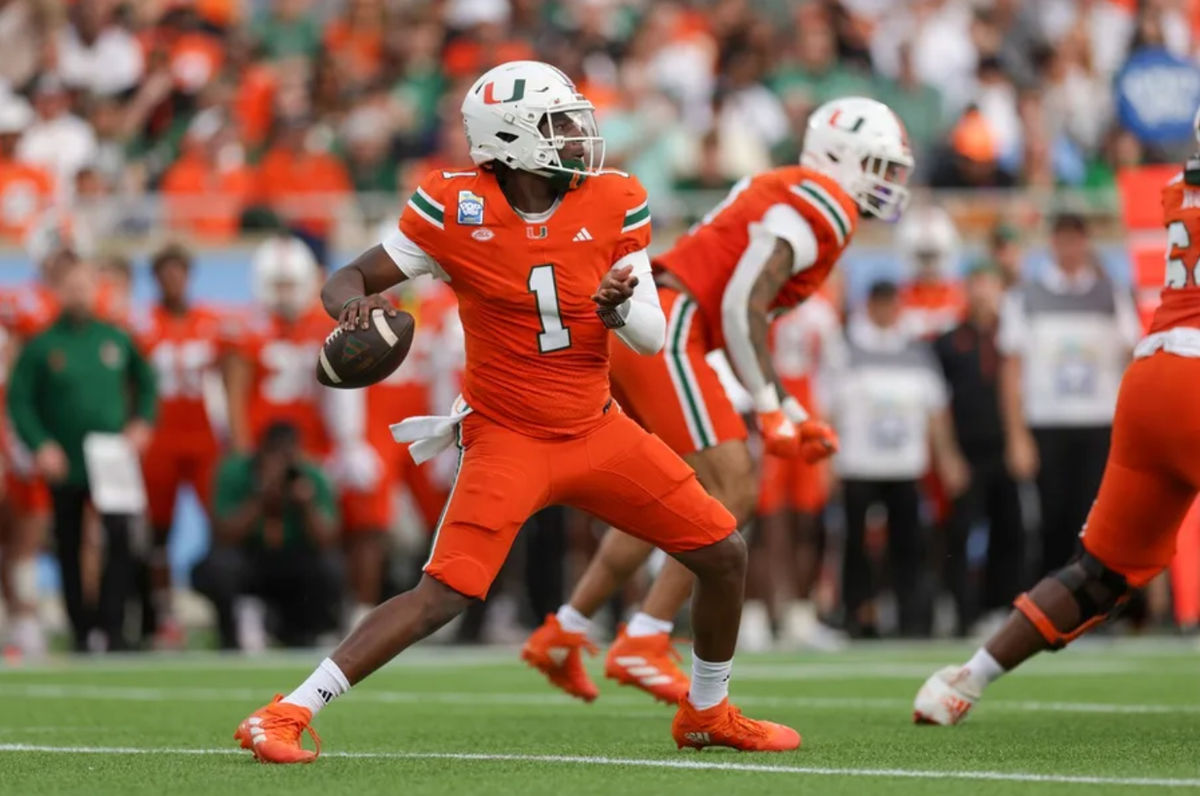 El mariscal de campo de los Miami Hurricanes, Cam Ward (1), retrocede para lanzar contra los Iowa State Cyclones en el primer cuarto durante el partido Pop Tarts en el Camping World Stadium. Crédito obligatorio: Nathan Ray Seebeck-Imagn Images