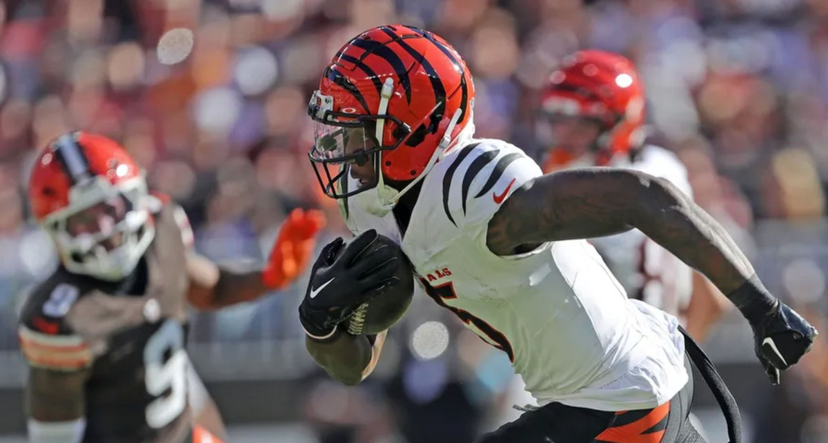 El receptor abierto de los Cincinnati Bengals, Tee Higgins (5), corre para anotar un touchdown después de una recepción durante la segunda mitad de un partido de fútbol americano de la NFL en Huntington Bank Field, el domingo 20 de octubre de 2024, en Cleveland, Ohio. FOTO USA TODAY SPORTS IMAGES