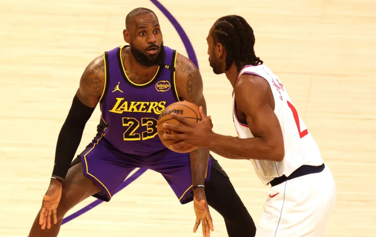 28 de febrero de 2025; Los Ángeles, California, EE. UU.; El delantero de Los Angeles Lakers, LeBron James (23), defiende al delantero de Los Angeles Clippers, Kawhi Leonard (2), durante el primer cuarto en el Crypto.com Arena. Crédito obligatorio: Jason Parkhurst-Imagn Images