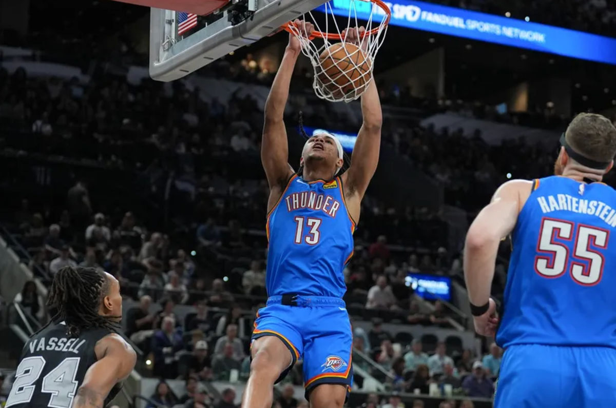 2 de marzo de 2025; San Antonio, Texas, EE. UU.; El delantero del Oklahoma City Thunder, Ousmane Dieng (13), hace un mate frente al escolta de los San Antonio Spurs, Devin Vassell (24), en la segunda mitad en el Frost Bank Center. Crédito obligatorio: Daniel Dunn-Imagn Images