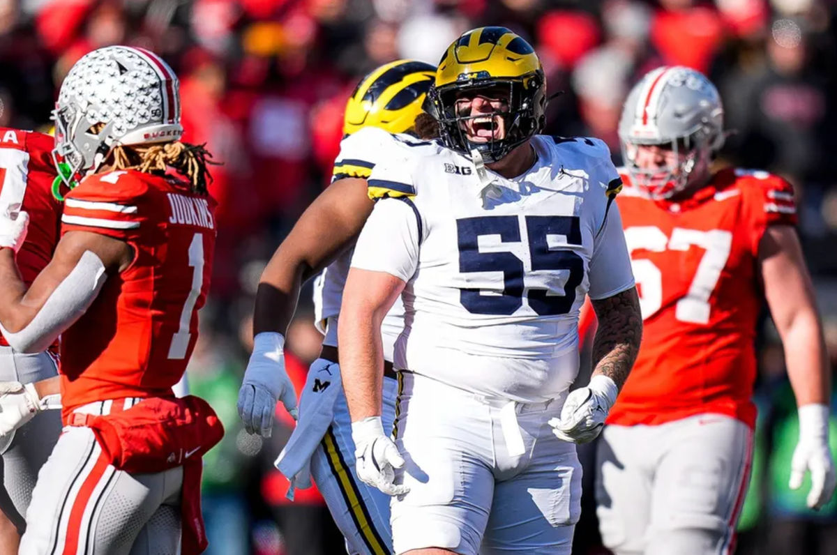El liniero defensivo de Michigan, Mason Graham (55), celebra una jugada contra Ohio State durante la segunda mitad en el estadio de Ohio en Columbus, Ohio, el sábado 30 de noviembre de 2024. FOTO USA TODAY SPORTS IMAGES.