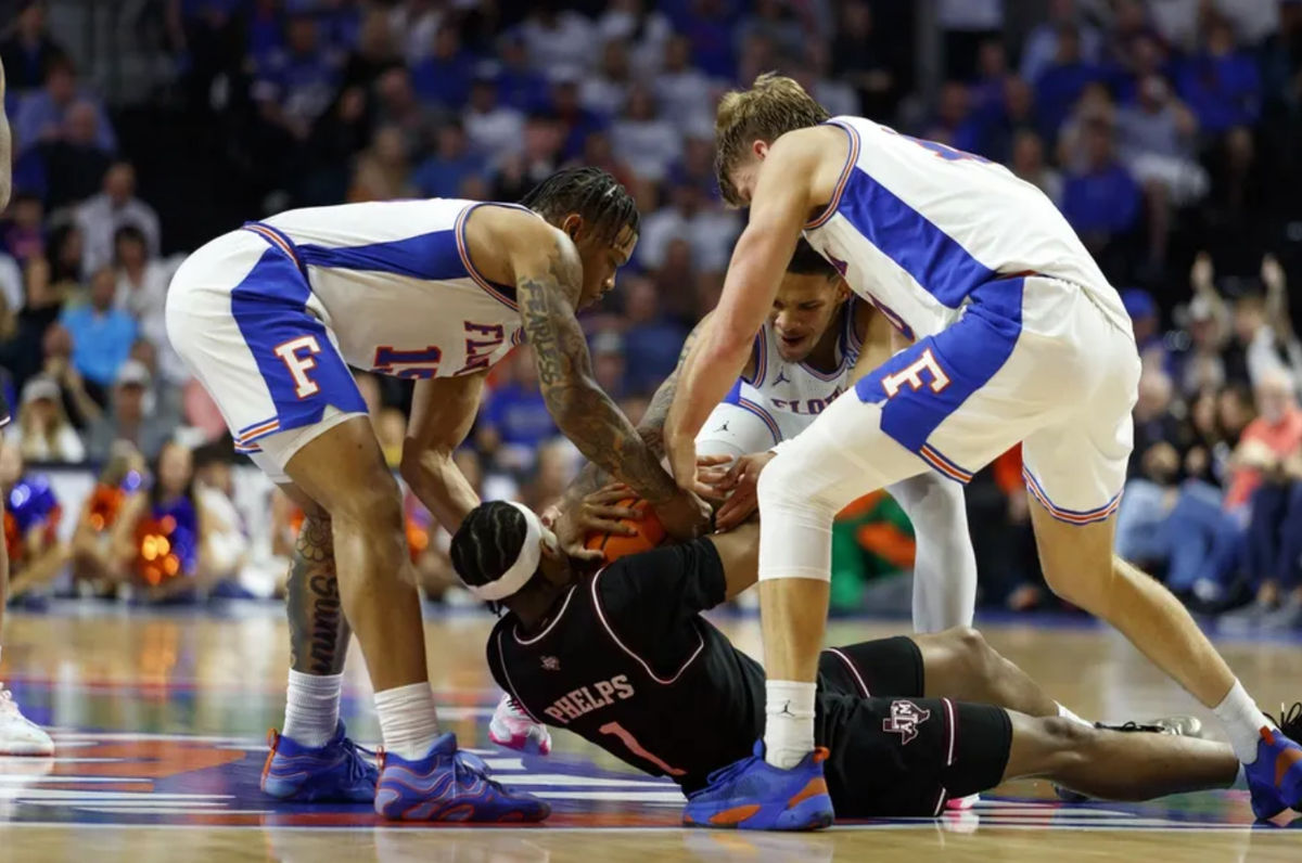 1 de março de 2025; Gainesville, Flórida, EUA; O armador do Florida Gators Alijah Martin (15), o armador Will Richard (5), o ala Thomas Haugh (10) e o armador do Texas A&amp;M Aggies Zhuric Phelps (1) lutam pela bola durante o primeiro tempo na Exactech Arena no Stephen C. O'Connell Center. Crédito obrigatório: Morgan Tencza-Imagn Images