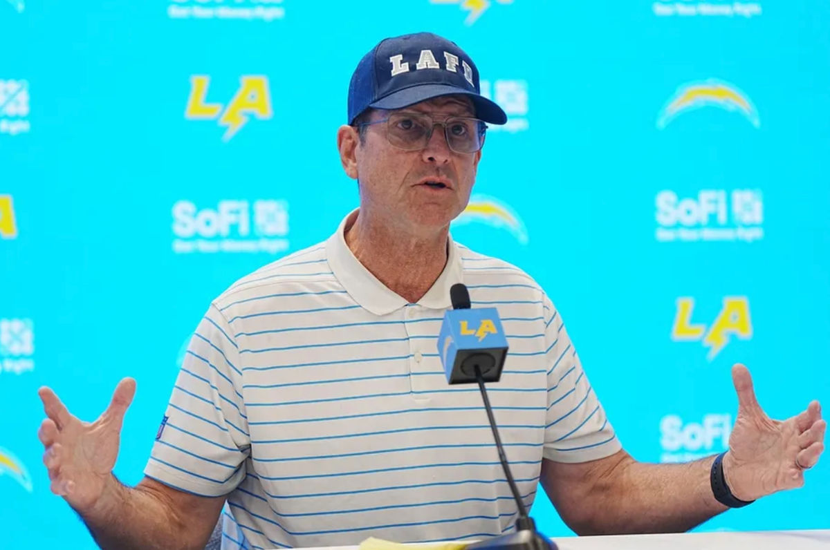15 de enero de 2025; El Segundo, CA, EE. UU.; El entrenador de Los Angeles Chargers, Jim Harbaugh, en una conferencia de prensa en The Bolt. Crédito obligatorio: Kirby Lee-Imagn Images