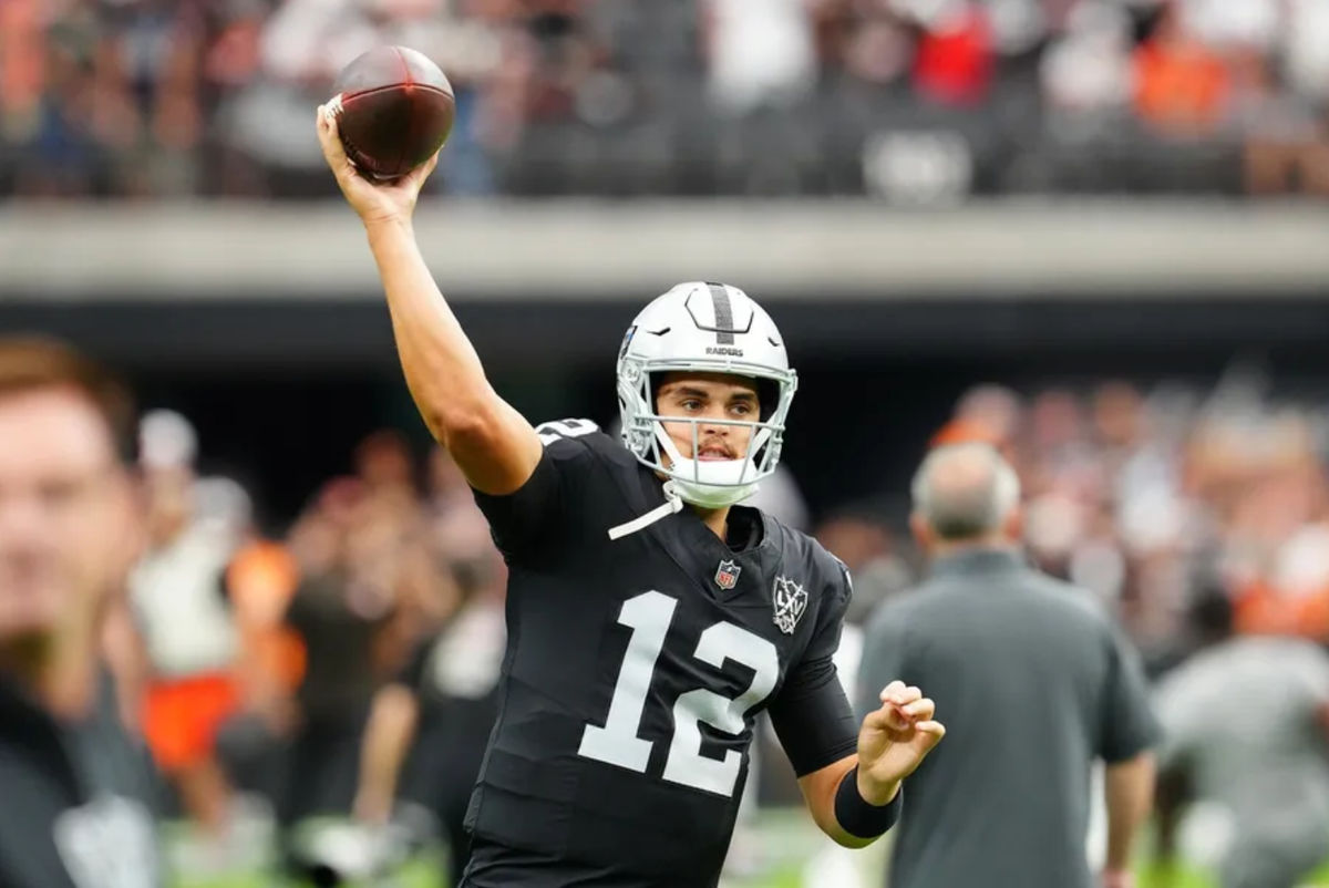 29 de septiembre de 2024; Paradise, Nevada, EE. UU.; El mariscal de campo de los Raiders de Las Vegas, Aidan O'Connell (12), calienta antes de un partido contra los Browns de Cleveland en el Allegiant Stadium. Crédito obligatorio: Stephen R. Sylvanie-Imagn Images