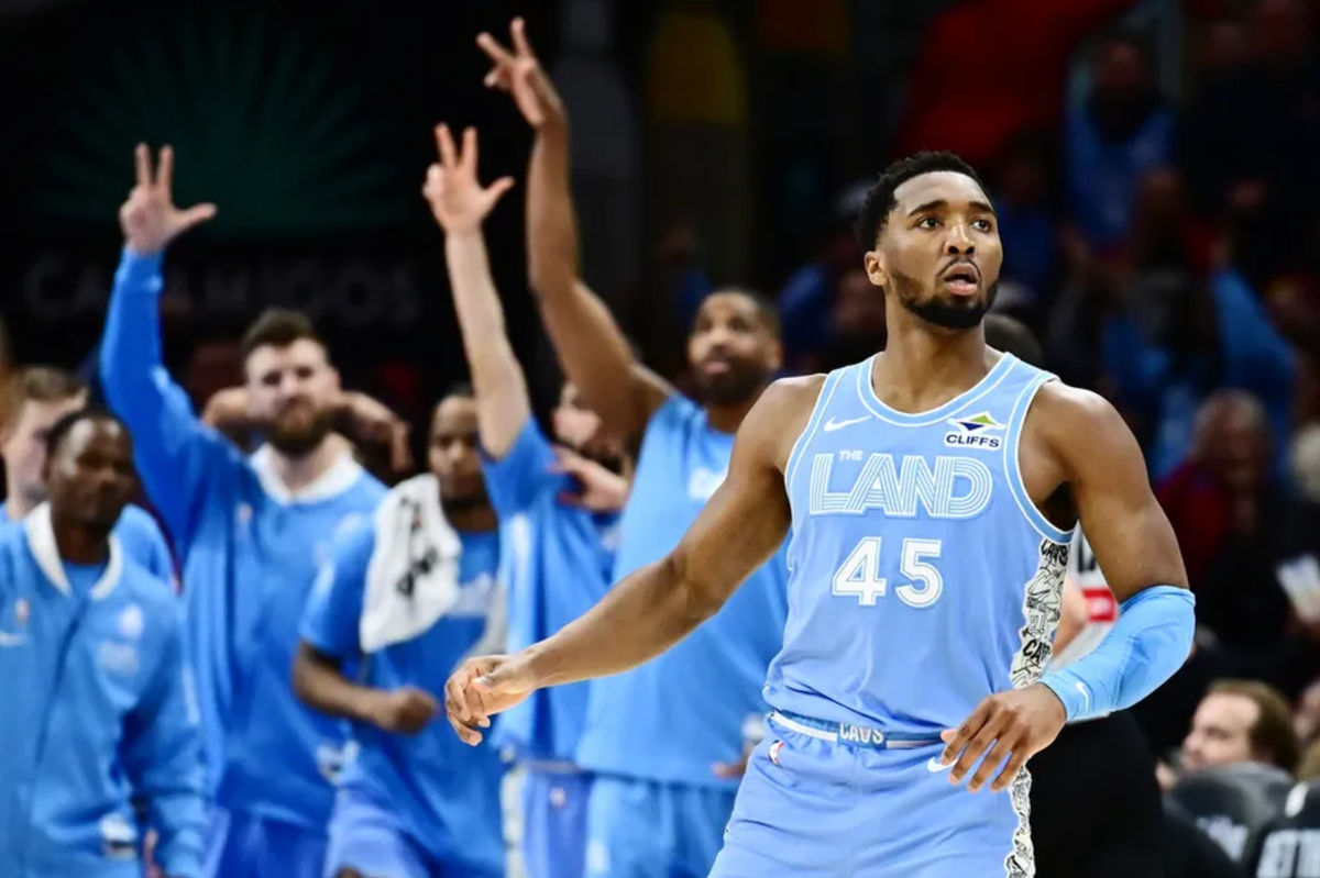 5 de março de 2025; Cleveland, Ohio, EUA; O armador do Cleveland Cavaliers, Donovan Mitchell (45), comemora após acertar uma cesta de três pontos durante o segundo tempo contra o Miami Heat na Rocket Arena. Crédito obrigatório: Ken Blaze-Imagn Images