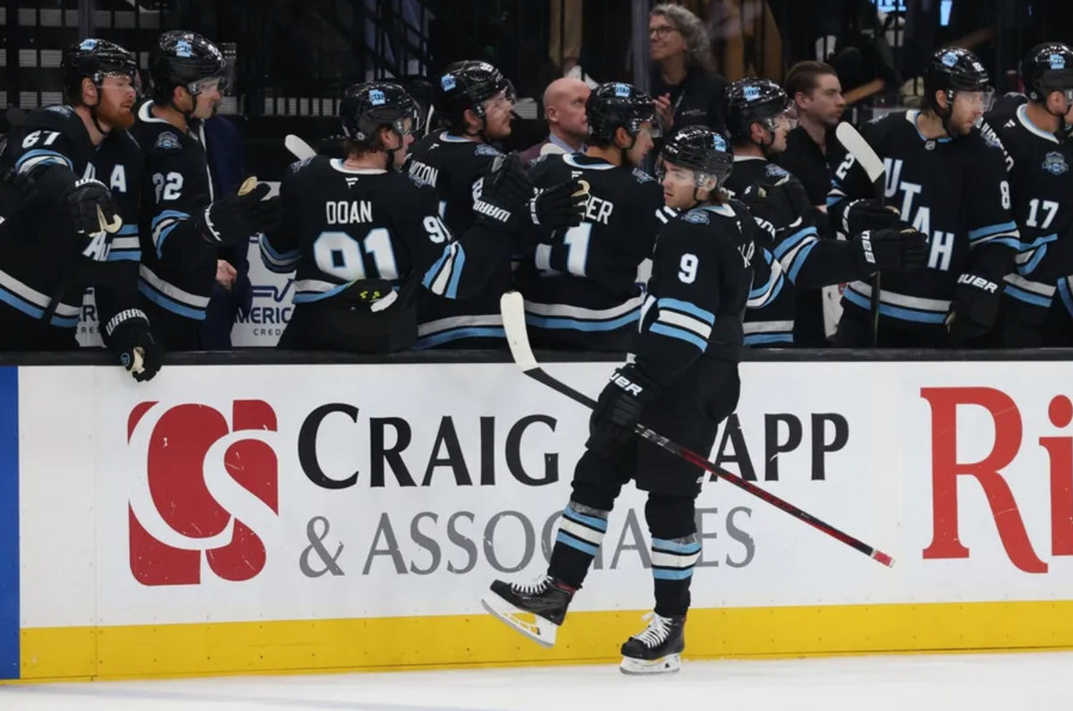 27 de fev de 2025; Salt Lake City, Utah, EUA; O centro do Utah Hockey Club Clayton Keller (9) reage a um gol contra o Minnesota Wild durante o terceiro período no Delta Center. Crédito obrigatório: Rob Gray-Imagn Images