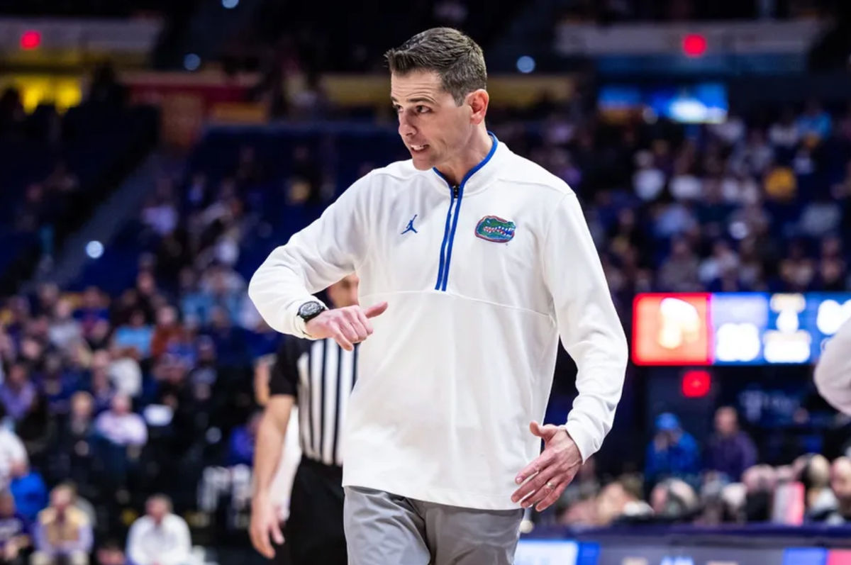 O técnico principal do Florida Gators, Todd Golden, dá instruções contra o LSU Tigers durante o primeiro tempo no Pete Maravich Assembly Center. Crédito obrigatório: Stephen Lew-Imagn Images