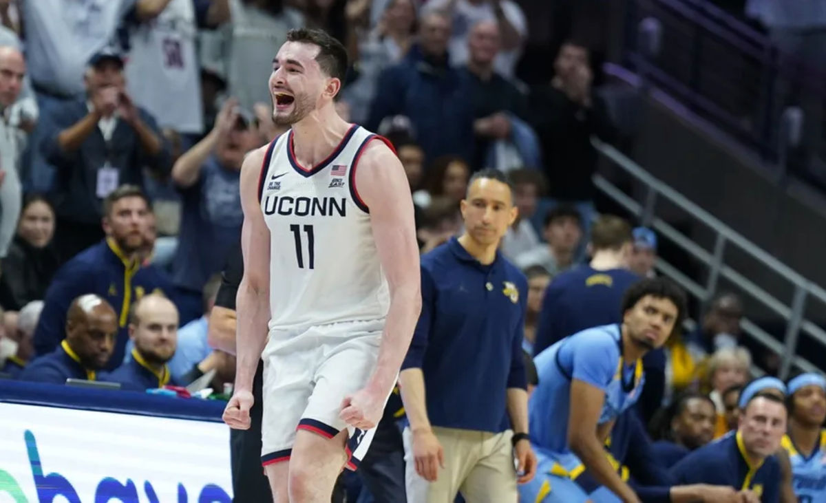 5 de março de 2025; Storrs, Connecticut, EUA; O atacante do UConn Huskies, Alex Karaban (11), reage após derrotar o Marquette Golden Eagles no Harry A. Gampel Pavilion. Crédito obrigatório: David Butler II-Imagn Images