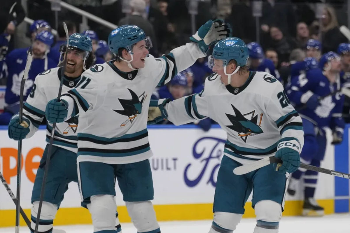 3 de março de 2025; Toronto, Ontário, CAN; O atacante do San Jose Sharks, Fabian Zetterlund (20), comemora seu gol da vitória sobre o Toronto Maple Leafs com o atacante do San Jose Sharks, Macklin Celebrini (71), durante a prorrogação na Scotiabank Arena. Crédito obrigatório: John E. Sokolowski-Imagn Images