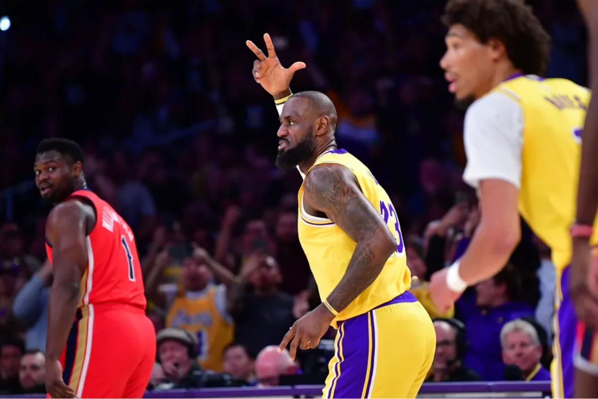 4 de março de 2025; Los Angeles, Califórnia, EUA; O atacante do Los Angeles Lakers, LeBron James (23), reage após marcar uma cesta de três pontos e registrar 50.000 pontos na carreira na NBA contra o New Orleans Pelicans durante o primeiro tempo na Crypto.com Arena. Crédito obrigatório: Gary A. Vasquez-Imagn Images