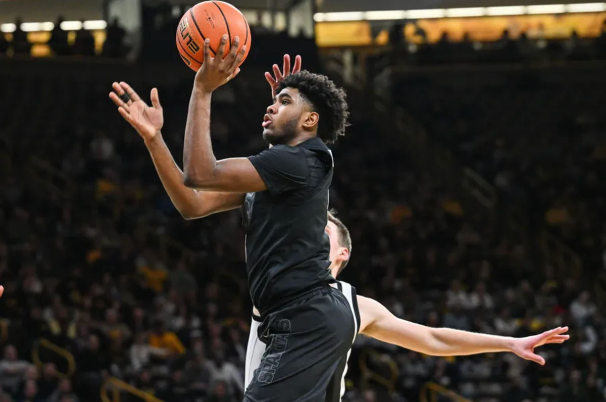 O armador do Michigan State Spartans, Jase Richardson (11), vai para a cesta contra o Iowa Hawkeyes durante o primeiro tempo na Carver-Hawkeye Arena. FOTO USA TODAY SPORTS IMAGENS