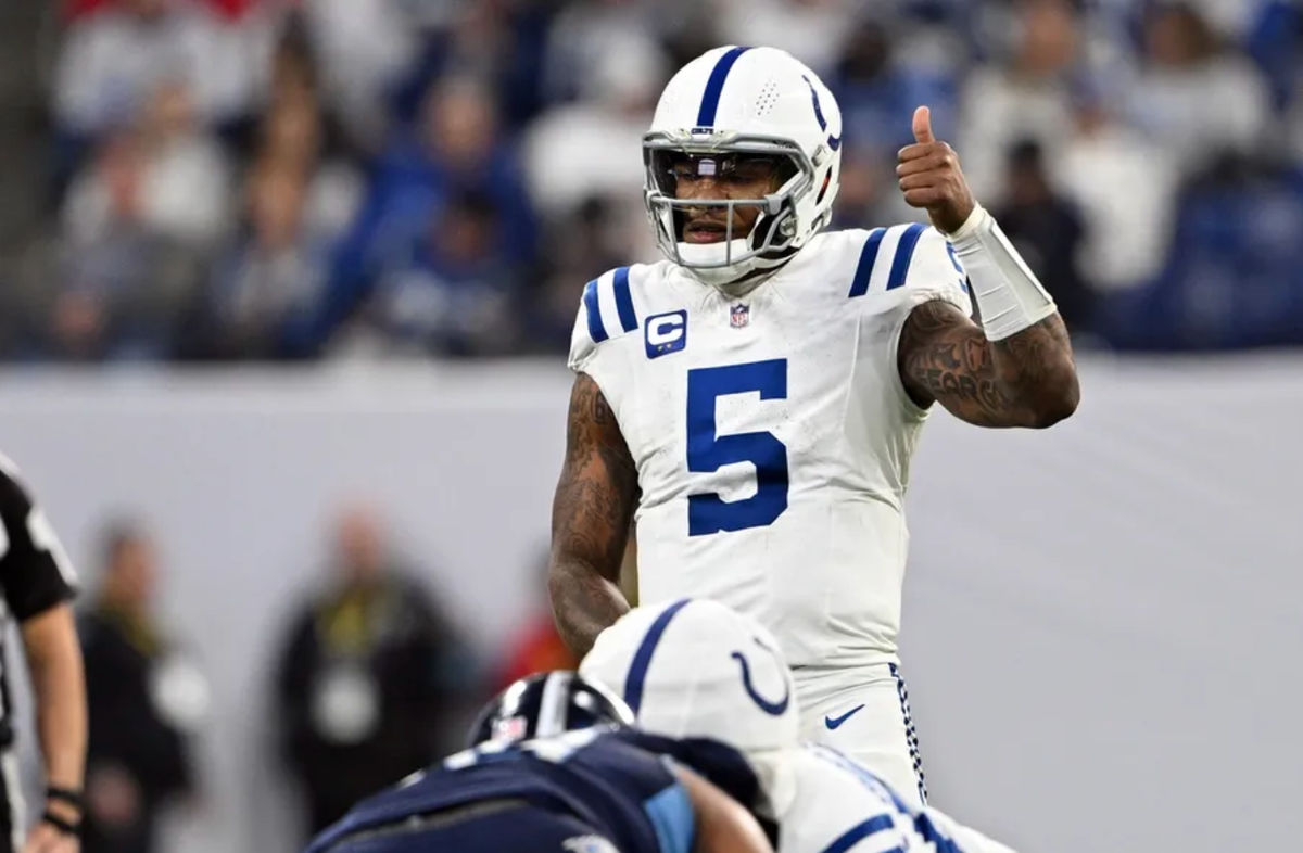 22 de dezembro de 2024; Indianápolis, Indiana, EUA; O quarterback do Indianapolis Colts, Anthony Richardson (5), dá um sinal de positivo antes do snap durante o segundo tempo contra o Tennessee Titans no Lucas Oil Stadium. Crédito obrigatório: Marc Lebryk-Imagn Images