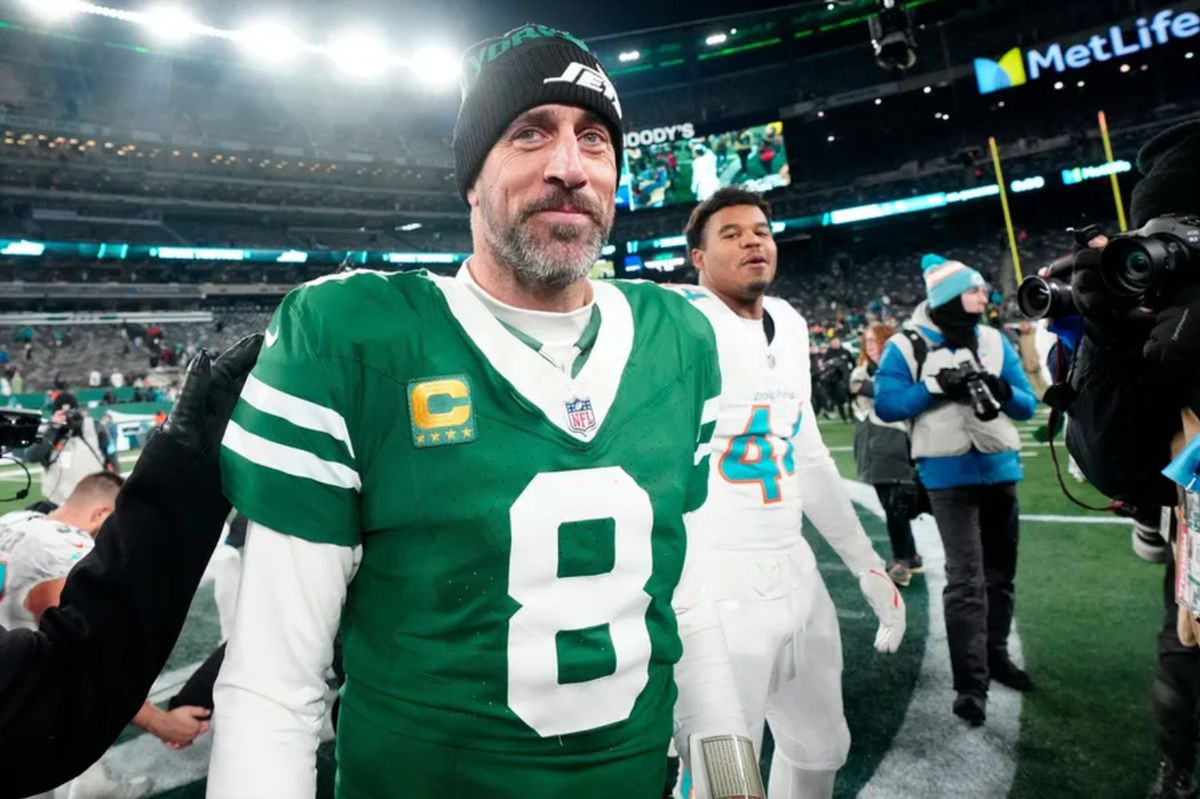 El mariscal de campo de los New York Jets, Aaron Rodgers (8), se muestra después de liderar a Gang Green a una victoria de 32-20 contra los Miami Dolphins, el 5 de enero de 2025, en East Rutherford, Nueva Jersey. FOTO USA TODAY SPORTS IMAGES