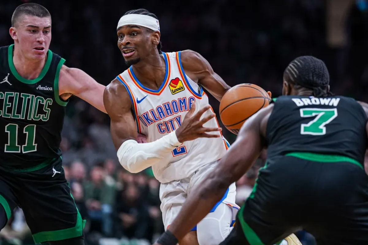 12 de março de 2025; Boston, Massachusetts, EUA; O armador do Oklahoma City Thunder Shai Gilgeous-Alexander (2) dirige a bola contra o armador do Boston Celtics Payton Pritchard (11) e o armador Jaylen Brown (7) no terceiro quarto no TD Garden. Crédito obrigatório: David Butler II-Imagn Images