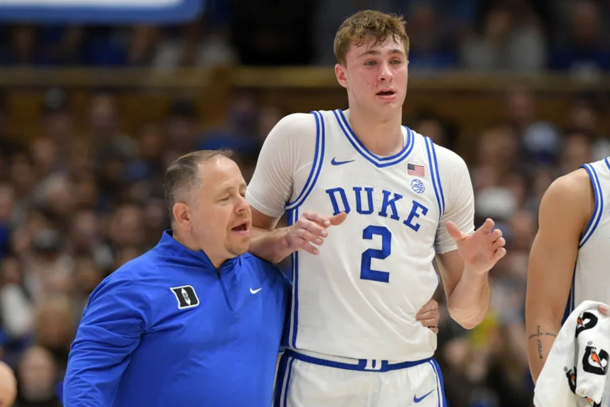 1 de marzo de 2025; Durham, Carolina del Norte, EE. UU.; El delantero de los Duke Blue Devils, Cooper Flagg (2), regresa a la banca tras lesionarse durante la primera mitad contra los Florida State Seminoles en el Estadio Cubierto Cameron. Crédito obligatorio: Zachary Taft-Imagn Images
