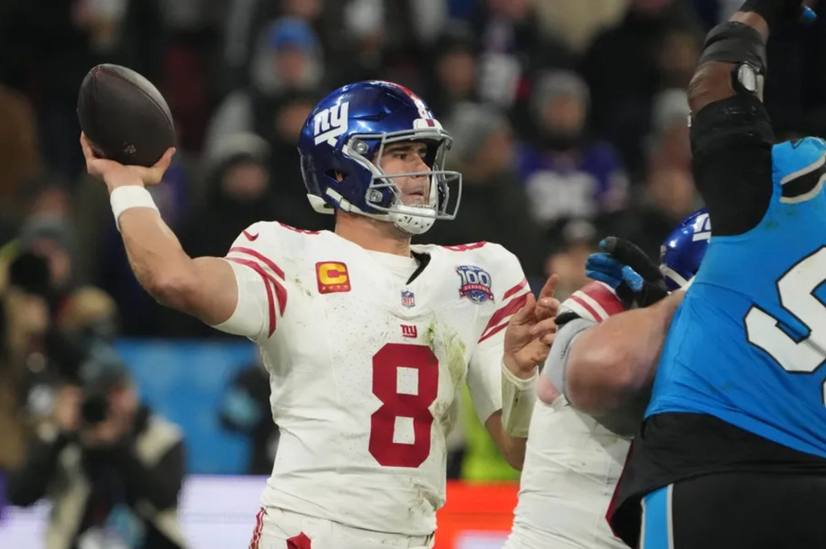 10 de noviembre de 2024; Múnich, Alemania; El mariscal de campo de los New York Giants, Daniel Jones (8), lanza el balón contra los Carolina Panthers en la segunda mitad del partido de la NFL en Múnich 2024 en el Allianz Arena. Crédito obligatorio: Kirby Lee-Imagn Images.