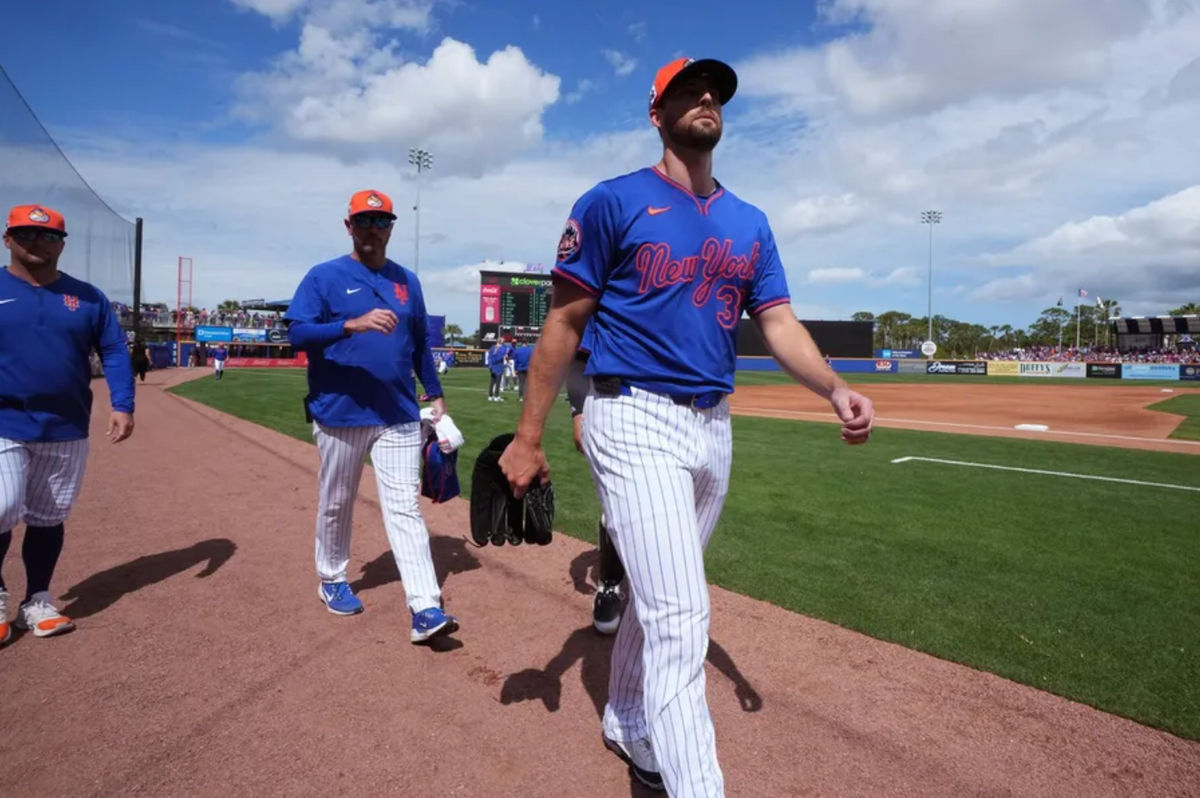 Feb 22, 2025; Port St. Lucie, Florida, USA; New York Mets pitcher Clay Holmes (35) walks in from the bullpen area before the game against the Houston Astros at Clover Park. Mandatory Credit: Jim Rassol-Imagn Images