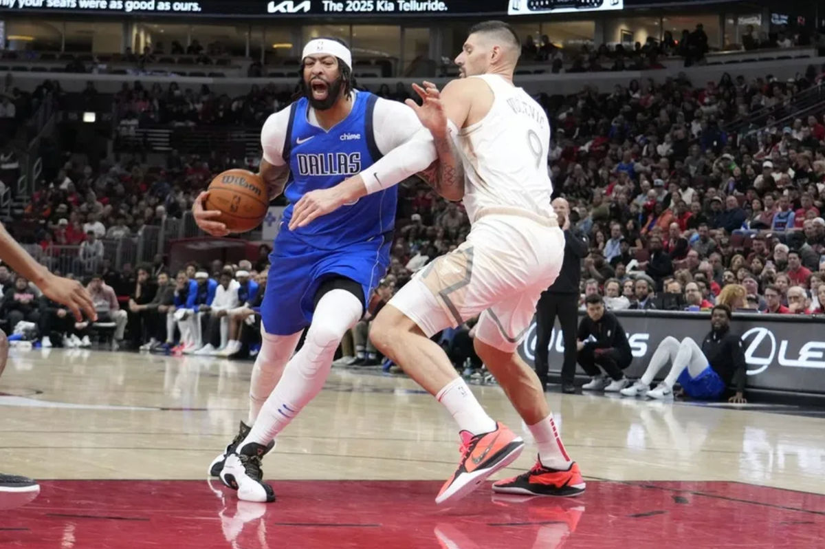 Mar 29, 2025; Chicago, Illinois, USA; Chicago Bulls center Nikola Vucevic (9) defends Dallas Mavericks forward Anthony Davis (3) during the second half at United Center. Mandatory Credit: David Banks-Imagn Images