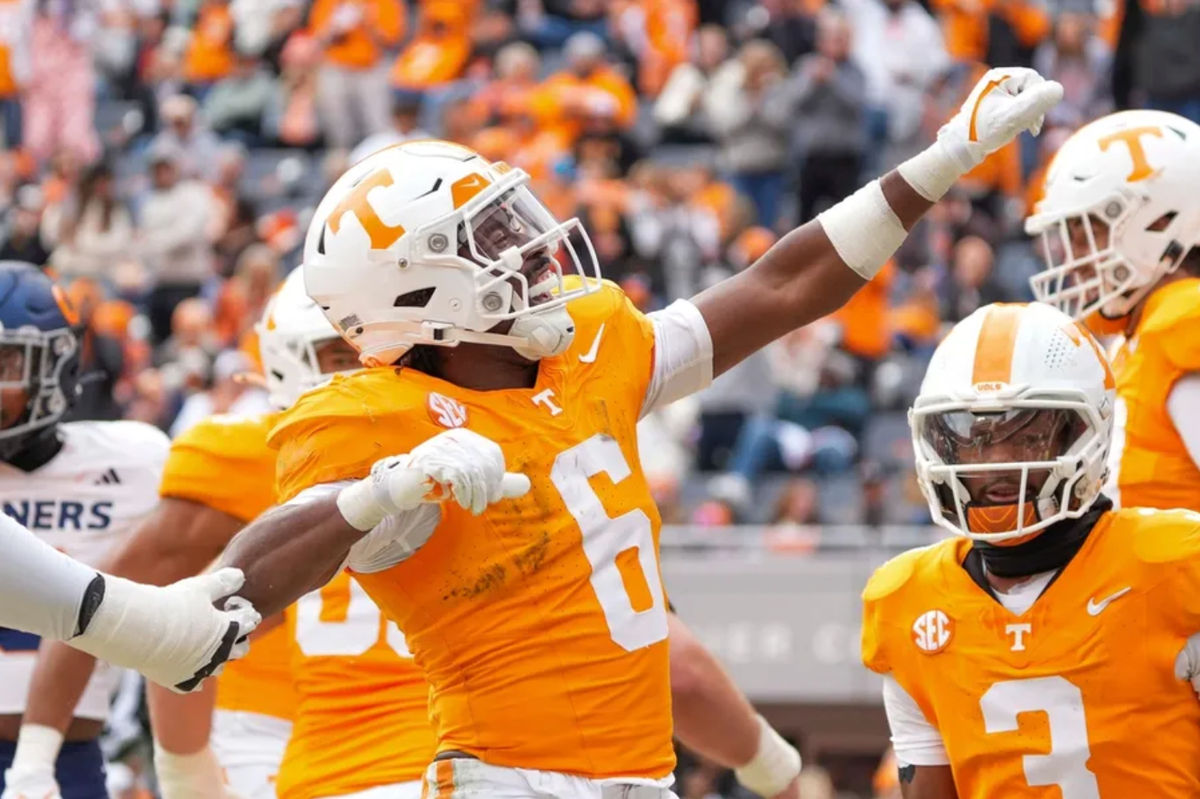 23 de novembro de 2024; Knoxville, Tennessee, EUA; O running back do Tennessee Volunteers, Dylan Sampson (6), comemora após marcar um touchdown contra o UTEP Miners durante o primeiro tempo no Neyland Stadium. Crédito obrigatório: Angelina Alcantar/USA TODAY Network via Imagn Images
