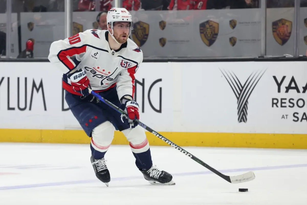11 de março de 2025; Anaheim, Califórnia, EUA; O ala esquerdo do Washington Capitals, Pierre-Luc Dubois (80), carrega o disco durante o terceiro período contra o Anaheim Ducks no Honda Center. Crédito obrigatório: Jason Parkhurst-Imagn Images