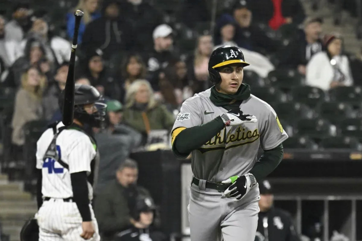 15 de abril de 2025; Chicago, Illinois, EUA; O primeira base do Athletics, Tyler Soderstrom (21), vira seu bastão após rebater um home run de três corridas contra o Chicago White Sox durante a sexta entrada no Rate Field. "Todos os jogadores usaram a camisa #42 no Dia de Jackie Robinson." Crédito obrigatório: Matt Marton-Imagn Images.