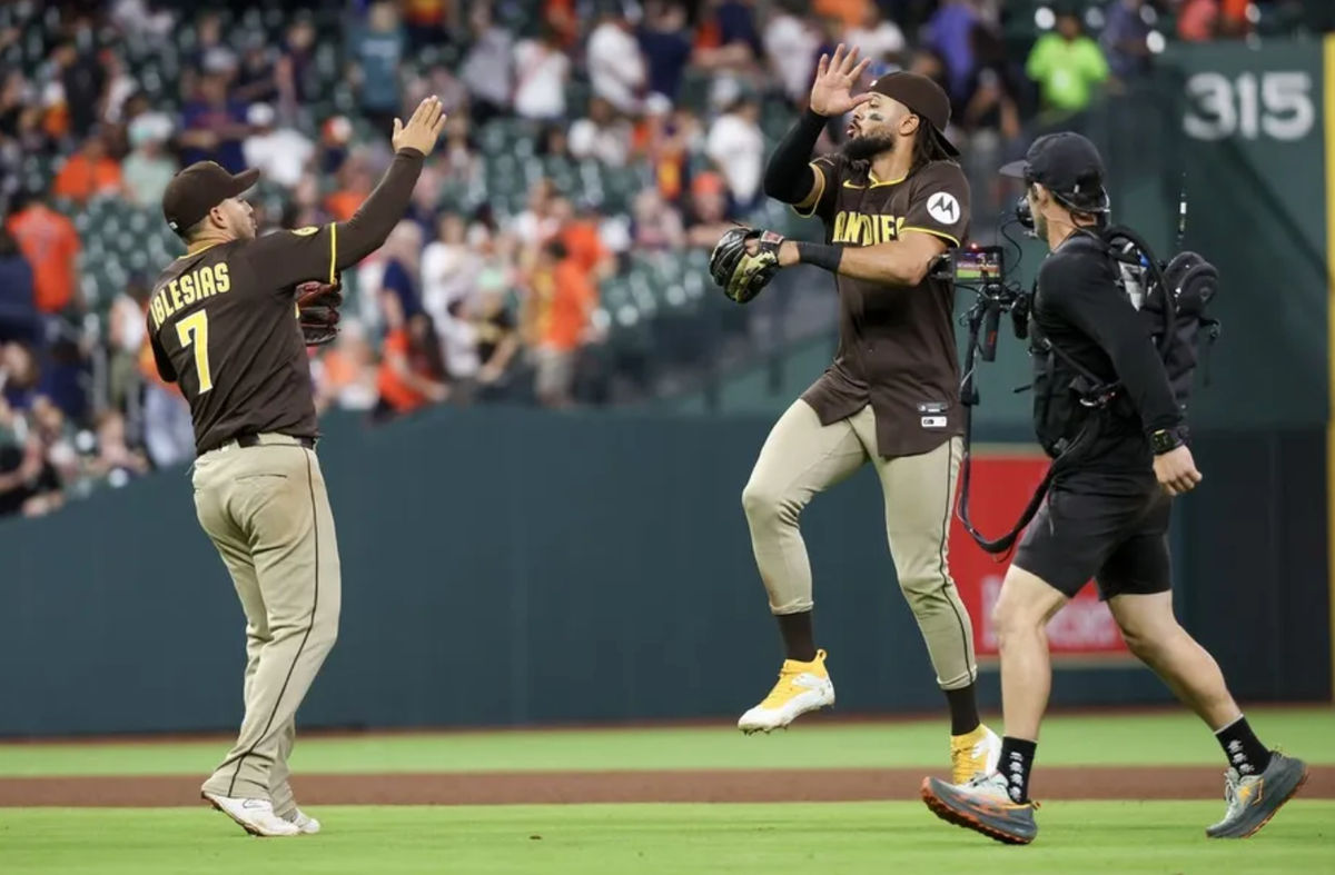 20 de abril de 2025; Houston, Texas, EUA; O defensor direito do San Diego Padres, Fernando Tatis Jr. (23), e o segunda base Jose Iglesias (7) comemoram a derrota para o Houston Astros no Daikin Park. Crédito obrigatório: Thomas Shea-Imagn Images