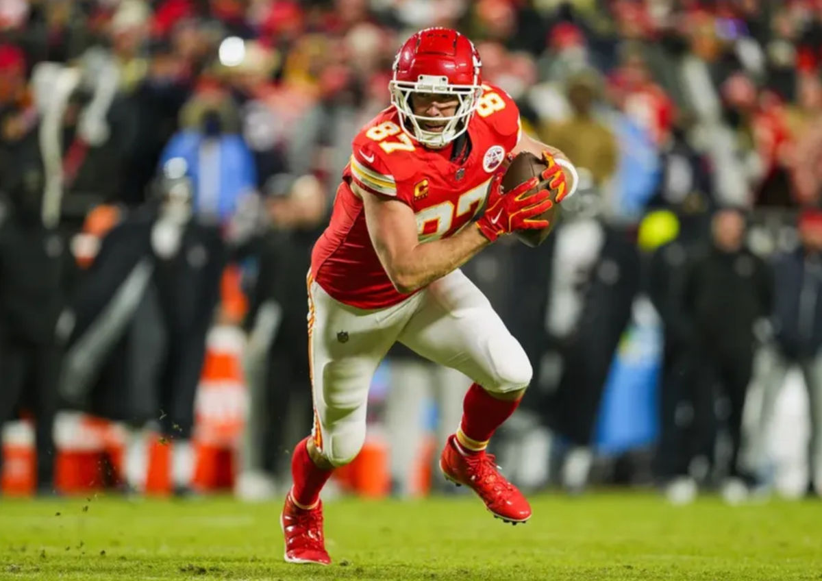 18 de enero de 2025; Kansas City, Misuri, EE. UU.; El ala cerrada de los Kansas City Chiefs, Travis Kelce (87), corre con el balón durante la segunda mitad contra los Houston Texans en un partido de la ronda divisional de la AFC 2025 en el GEHA Field del Arrowhead Stadium. Crédito obligatorio: Jay Biggerstaff-Imagn Images