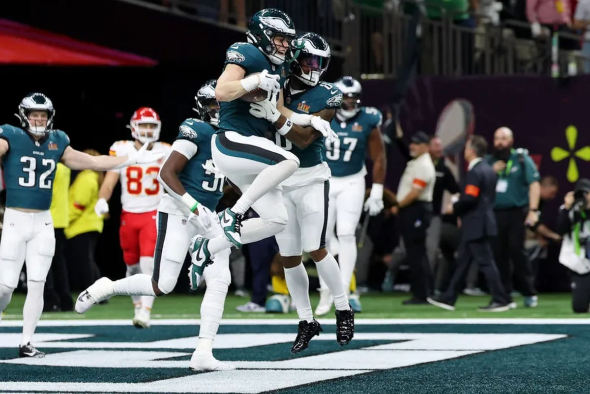 9 de febrero de 2025; Nueva Orleans, Luisiana, EE. UU.; El cornerback de los Philadelphia Eagles, Cooper DeJean (33), celebra con sus compañeros tras devolver una intercepción para touchdown contra los Kansas City Chiefs durante la primera mitad del Super Bowl LIX en el Caesars Superdome. Crédito obligatorio: Geoff Burke-Imagn Images.